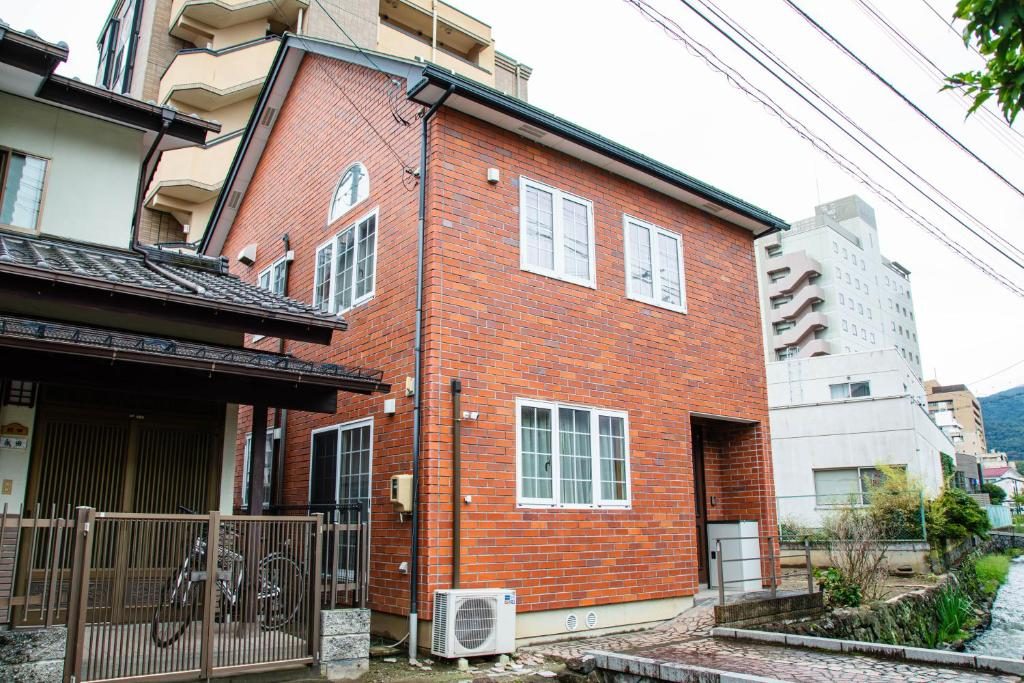 街なかに建つ赤レンガ造りの外観